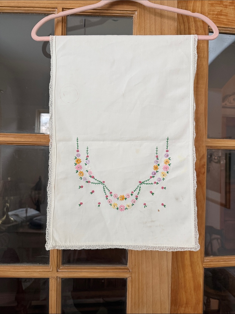 Vtg Hand-Embroidered Floral White Linen Accent Table scarf